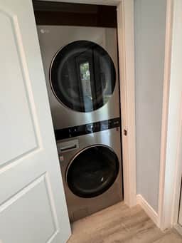 Pet Friendly space close to the beach and shopping - Image 4