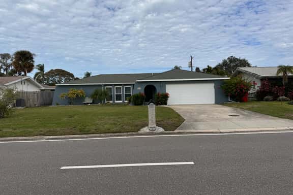 Pet Friendly Home with Hot Tub near Walsingham Park - Image 1