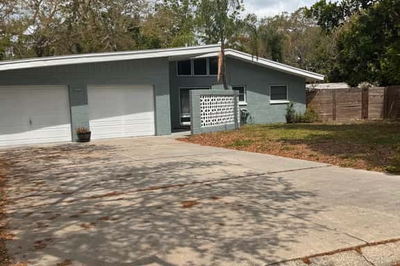 Pet Friendly Home close to beach with direct access to park - Image 1