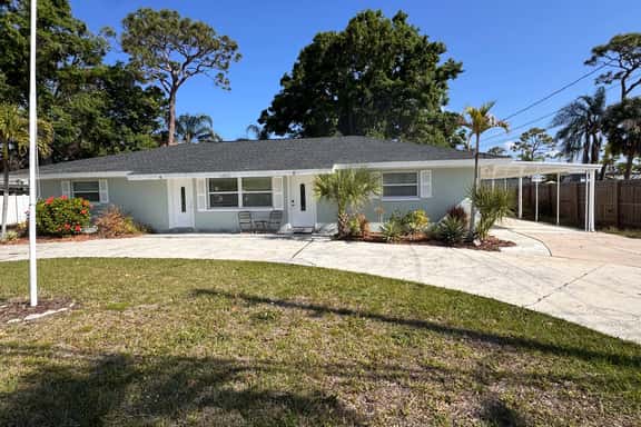 Pet Friendly space close to the beach and shopping - Image 1