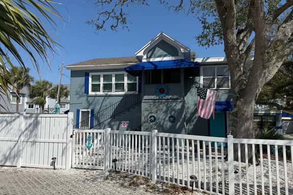 Pet Friendly Home walking distance to the beach. - Image 1