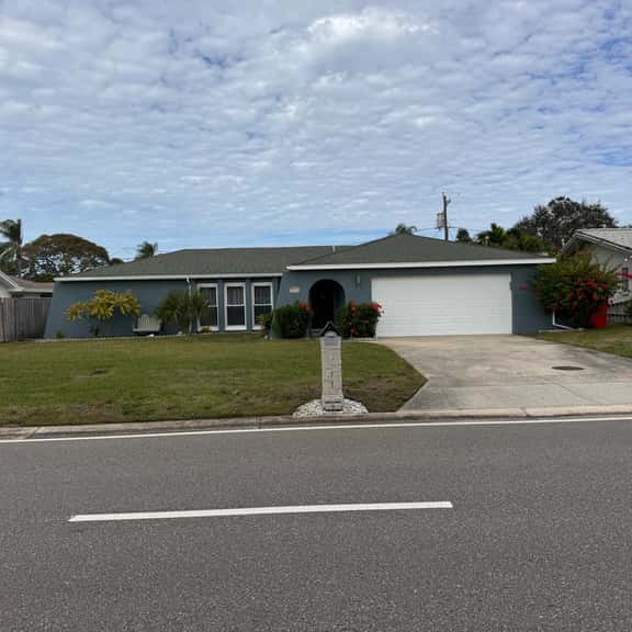 Pet Friendly Home with Hot Tub near Walsingham Park - Image 1