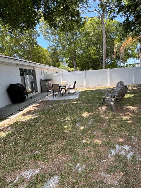 Pet Friendly space close to the beach and shopping - Image 3