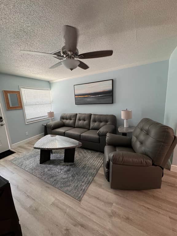 Pet Friendly space close to the beach and shopping - Image 5