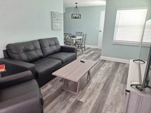 Walking distance to the beach pet friendly - Image 5